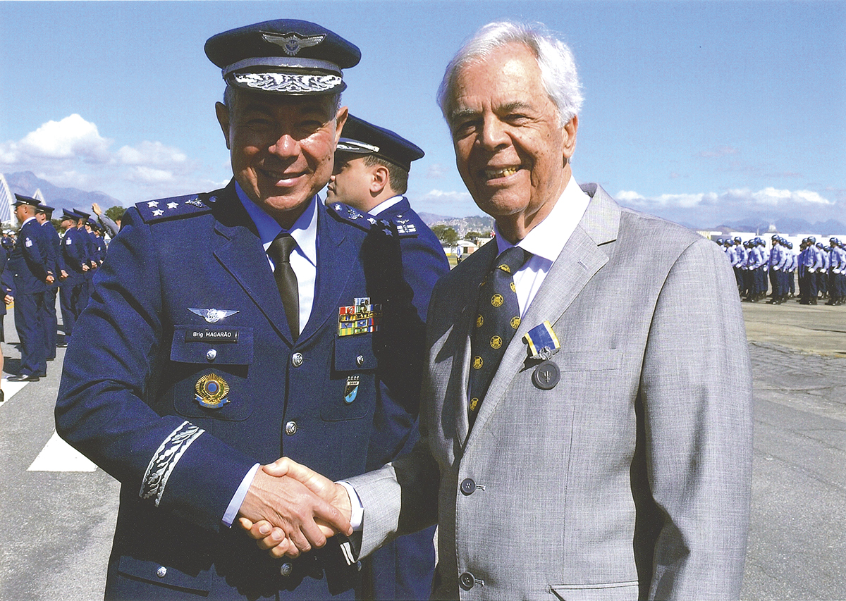 Comodoro José Roberto Braile é condecorado com Medalha Santos Dumont